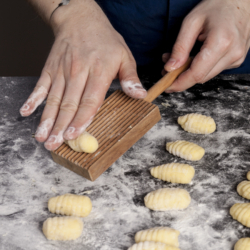Jemand rollt Gnocchi.