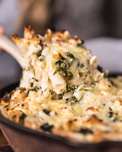 Bio-Dinkel-Makkaroni Gericht in der Pfanne.