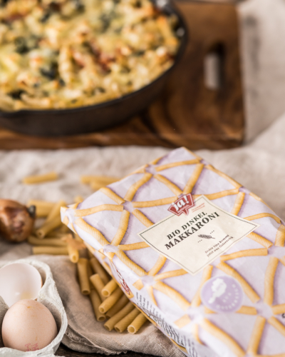 Ja! Natürlich Bio-Dinkel Makkaroni, daneben Eier und ein Pastagericht im Hintergrund.