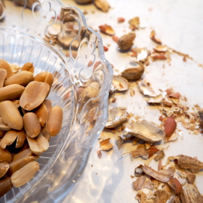 Bio-Erdnüsse in einer Schüssel.