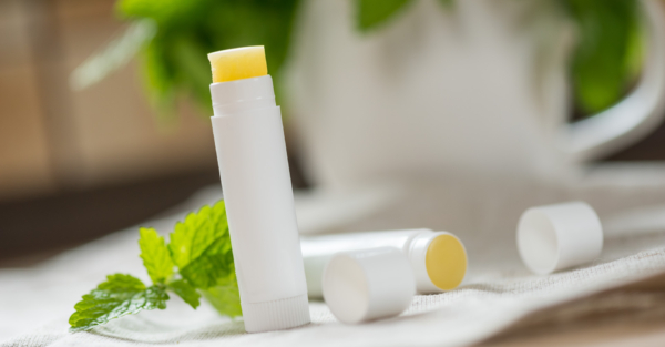 Selbstgemachte Bio-Lippenpflege mit Melisse