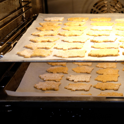 Bio-Hundekekse beim Backen.