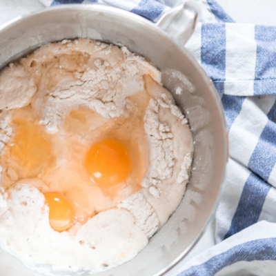 Bio-Eier in einer Schale mit Mehl.