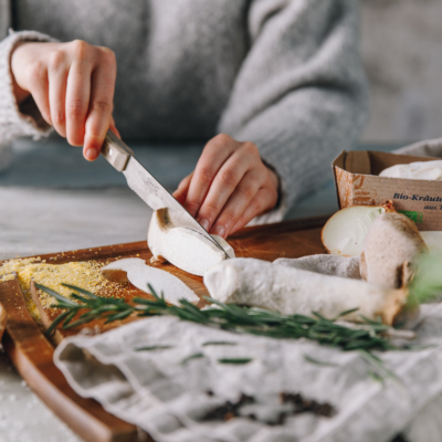 Jemand schneidet Bio-Kräuterseitlinge