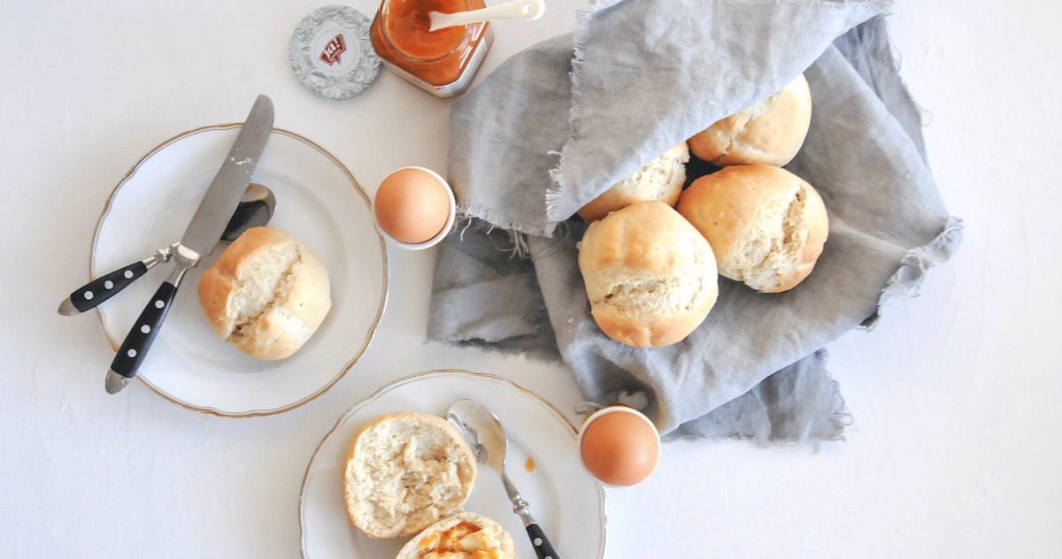 Selbstgebackene Sauerrahm-Brötchen | Rezept