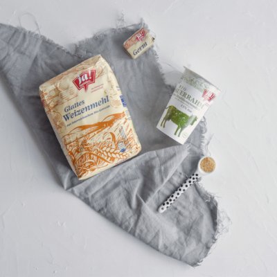 Ja! Natürlich Bio-Sauerrahm, glattes Weizenmehl und Germ.