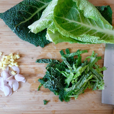 Geschnittene Bio-Zutaten am Tisch.