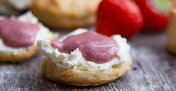 Scones mit Erdbeeren und Schlagobers