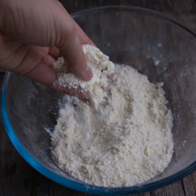 Bio-Mehl befindet sich in einer Schüssel.