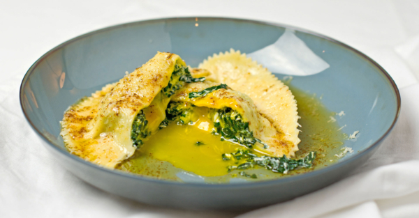 Schwarzkohlravioli mit Topfen und Bergkäse