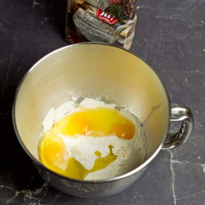 Eine Rührschüssel mit Mehl und aufgeschlagenen Bio-Eiern.