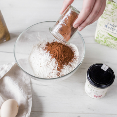 Jemand vermengt Bio-Kakao mit Mehl.