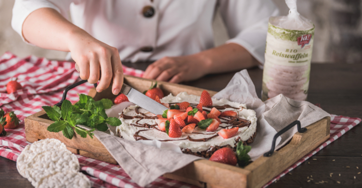 Schoko-Reiswaffel-Torte mit Erdbeeren