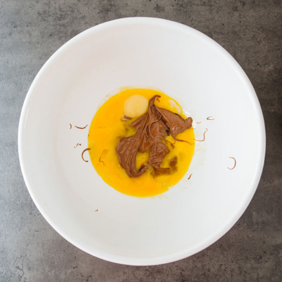 Eine Schüssel mit Bio-Dotter und Nougatcreme.