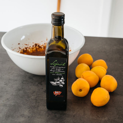 Eine Flasche Ja! Natürlich Bio-Öl und Marillen.