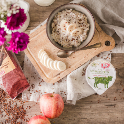 Ja! Natürlich Bio-Speisetopfen und eine Schüssel mit Bananentopfen-Porridge.