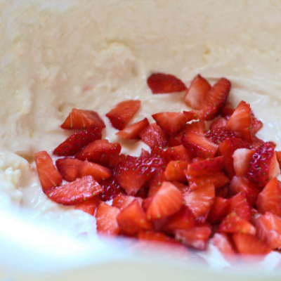 Gewürfelte Erdbeeren in einer Schale.