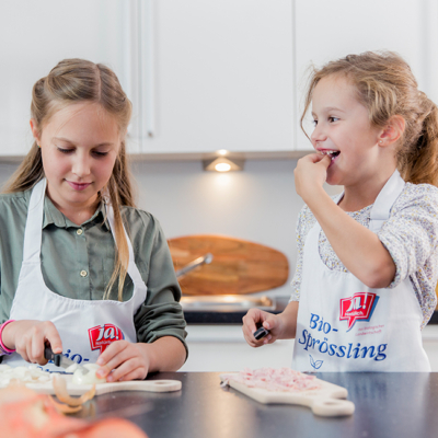 Personen schneiden Bio-Gemüse.