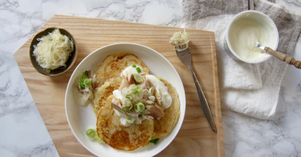 Sauerkraut-Pancakes mit geräuchertem Saibling
