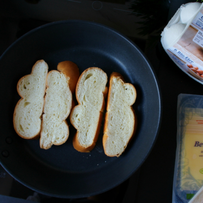 Bio-Brioche in einer Pfanne.