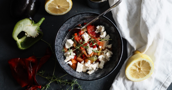 Salat aus gerösteten Paprikararitäten, Feta und Thymian