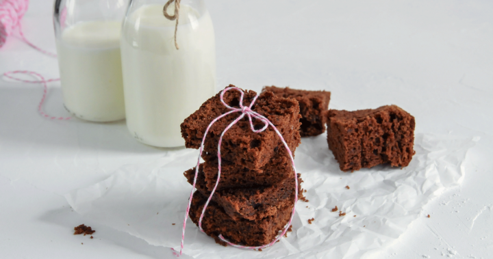 Saftige Schokolade Brownies mit Crème fraîche