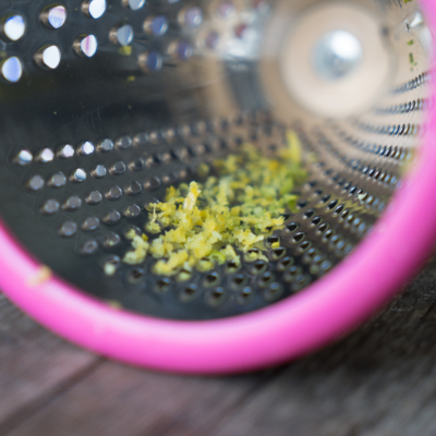 Bio-Zitronenabrieb in einer Reibe.