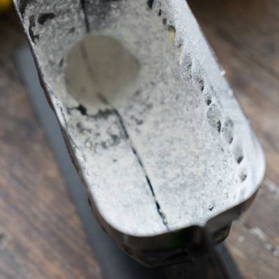 Ausgefettete und bemehlte Osterlammform.