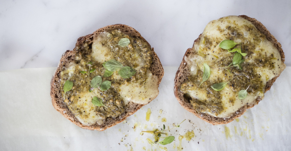 Rustikale Büffelmozzarella-Basilikum-Bruschetta
