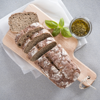 Bio-Brot auf einem Holzbrett.