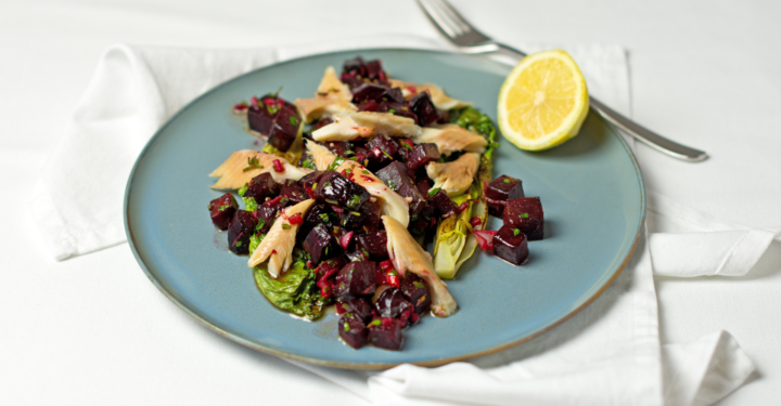 Rote-Rüben-Salat mit Bio-Saibling und gebratenen Salatherzen
