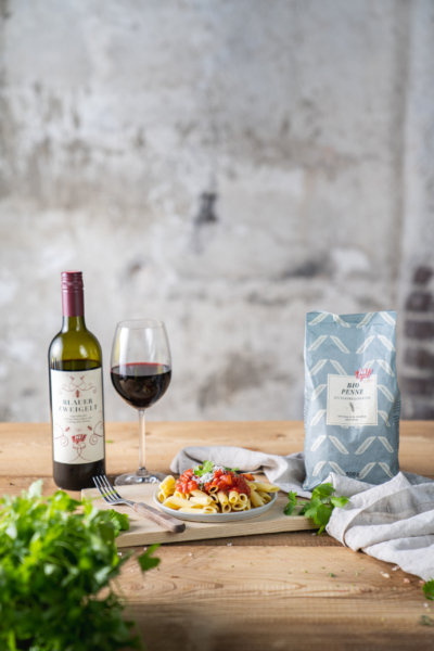 Pastagericht, daneben Ja! Natürlich Bio-Penne und Blauer Zweigelt.