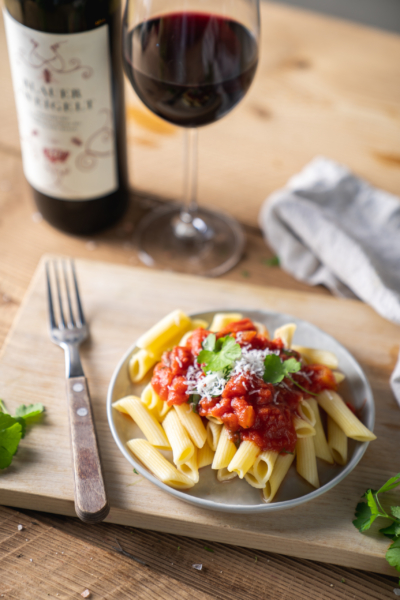 Pasta: Penne mit Tomatensoße und Rotwein