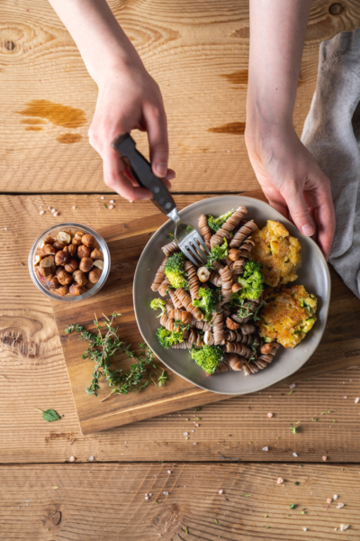 Bio-Dinkelvollkornspiralen auf einem Teller.