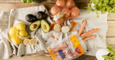 Ja! Natürlich Zitronen, Avocados, Zwiebel, Karotten liegen zum Teil unverpackt auf einem Tisch mit Tuch