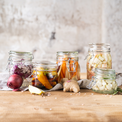 Fermentieren: Buntes Bio-Gemüse und Bio-Obst