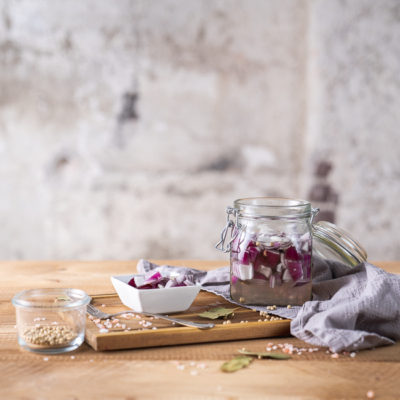 Fermentieren: Bio-Zwiebel im Glas