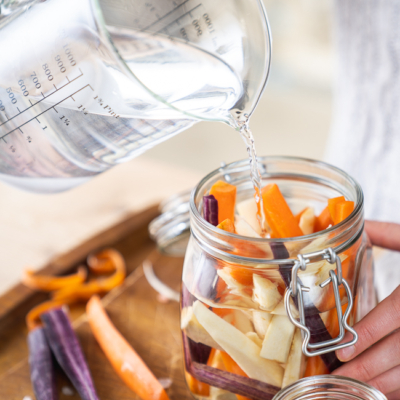 Fermentieren: Bio-Gemüse komplett mit Salzlacke bedecken
