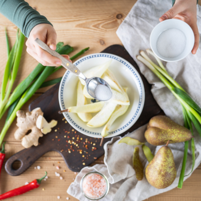 Fermentieren: Birnen mit Salz bestreuen