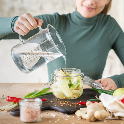 Fermentieren: Salzlacke einfüllen