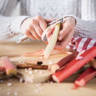 Fermentieren: Rhababer schälen