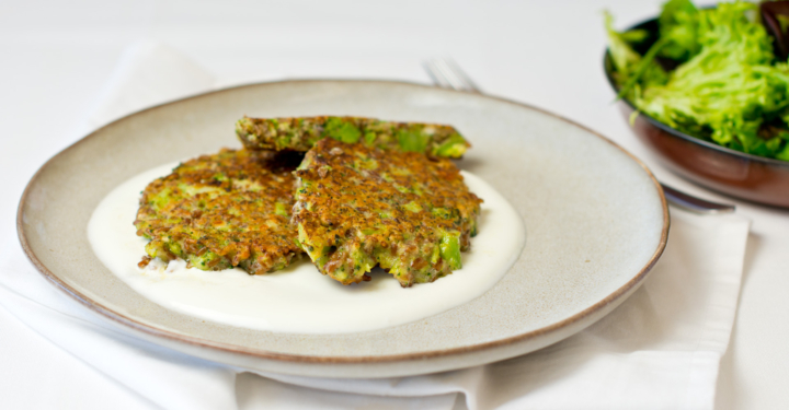Rote Reis-Fritters mit Brokkoli und Feta