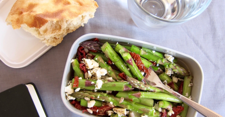 Roh marinierter Spargelsalat mit Feta & getrockneten Tomaten