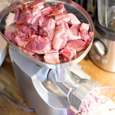 Bio-Fleisch läuft durch einen Fleischwolf.