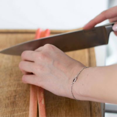 Jemand schneidet Bio-Rhabarber.