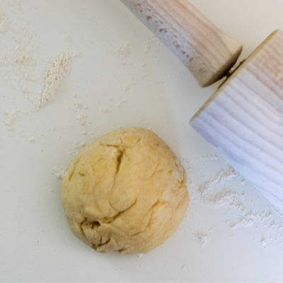 Teig neben einem Nudelwalker.