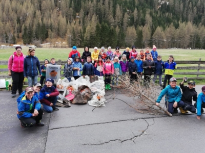 Gemeinsam gegen „Littering“: Engagierte Schülerinnen und Schüler befreien die Natur vom Müll
