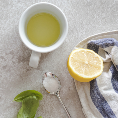 Eine Tasse mit Zitrone und Basilikum.