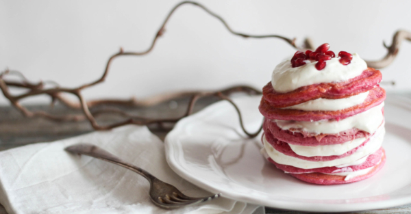 Red-Velvet-Valentinstags-Pancakes