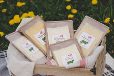 Korb mit Ja! Natürlich Heublumenmilch Käsesorten in neuer Papiertasse